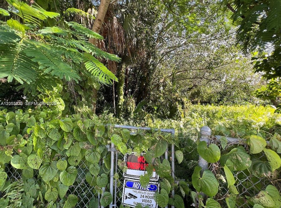 На продажу: $450,000 (0.32 acres)