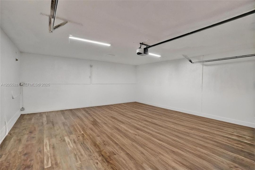 Activo con contrato: $6,000 (4 camas, 3 baños, 3036 Pies cuadrados)