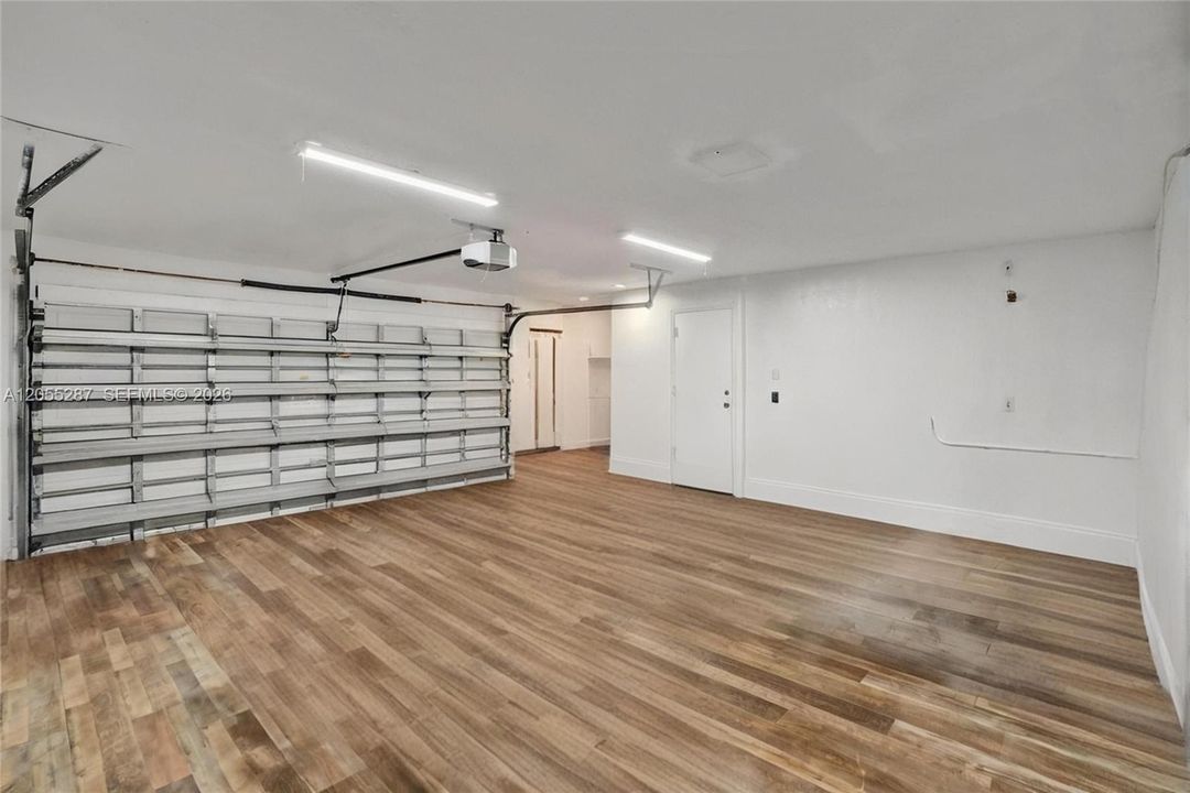 Activo con contrato: $6,000 (4 camas, 3 baños, 3036 Pies cuadrados)