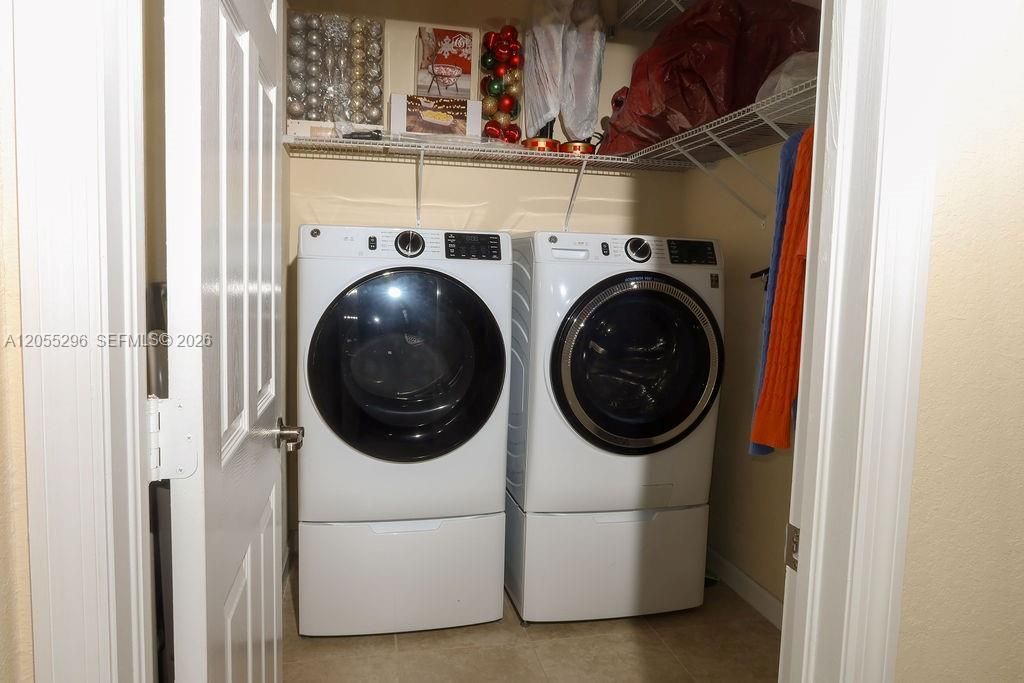 En Venta: $685,000 (5 camas, 3 baños, 3340 Pies cuadrados)