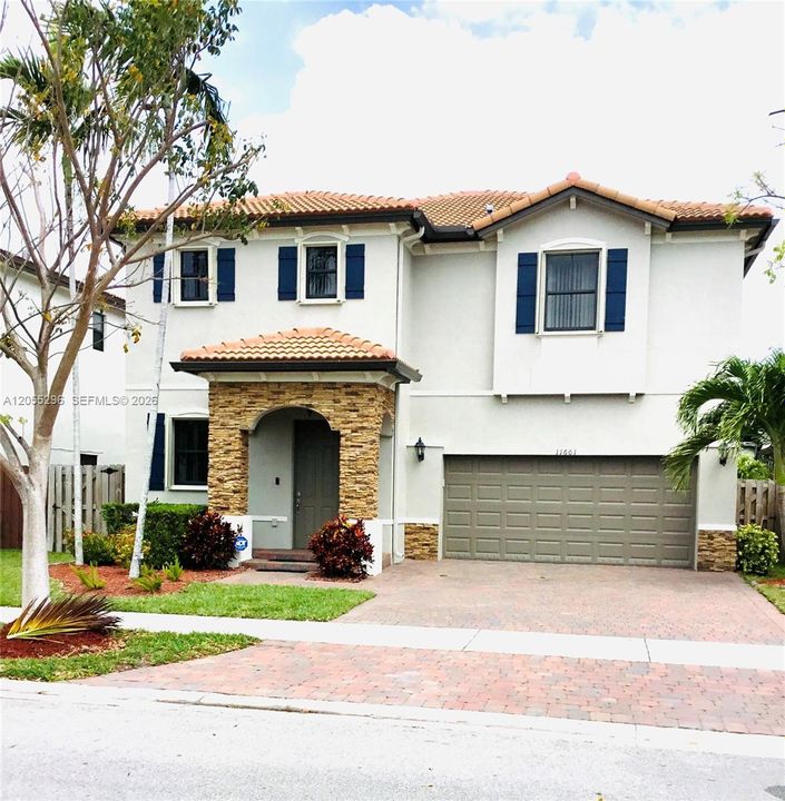 En Venta: $685,000 (5 camas, 3 baños, 3340 Pies cuadrados)