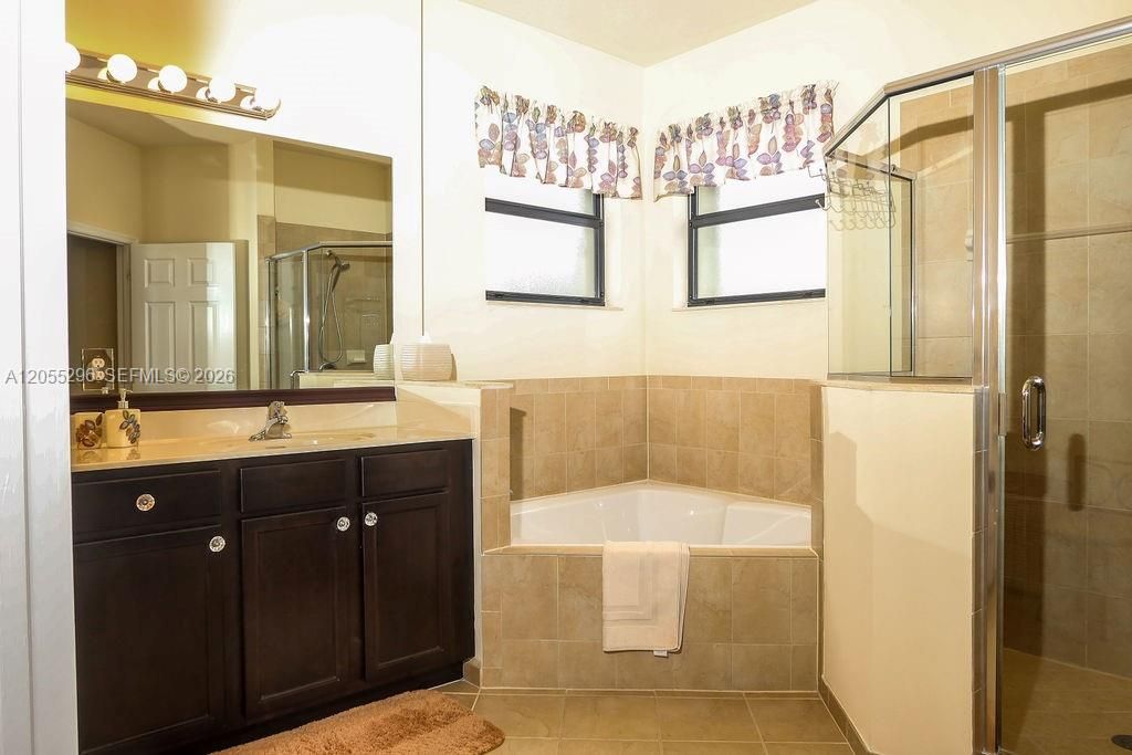 En Venta: $685,000 (5 camas, 3 baños, 3340 Pies cuadrados)