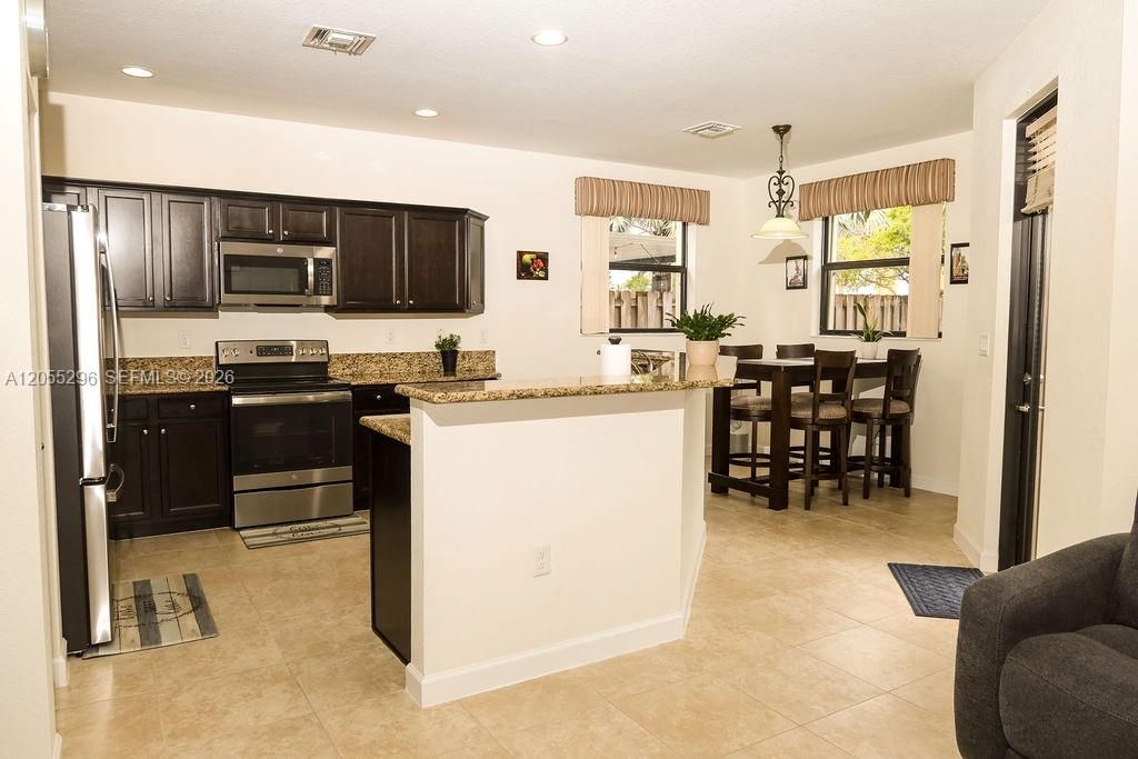 En Venta: $685,000 (5 camas, 3 baños, 3340 Pies cuadrados)