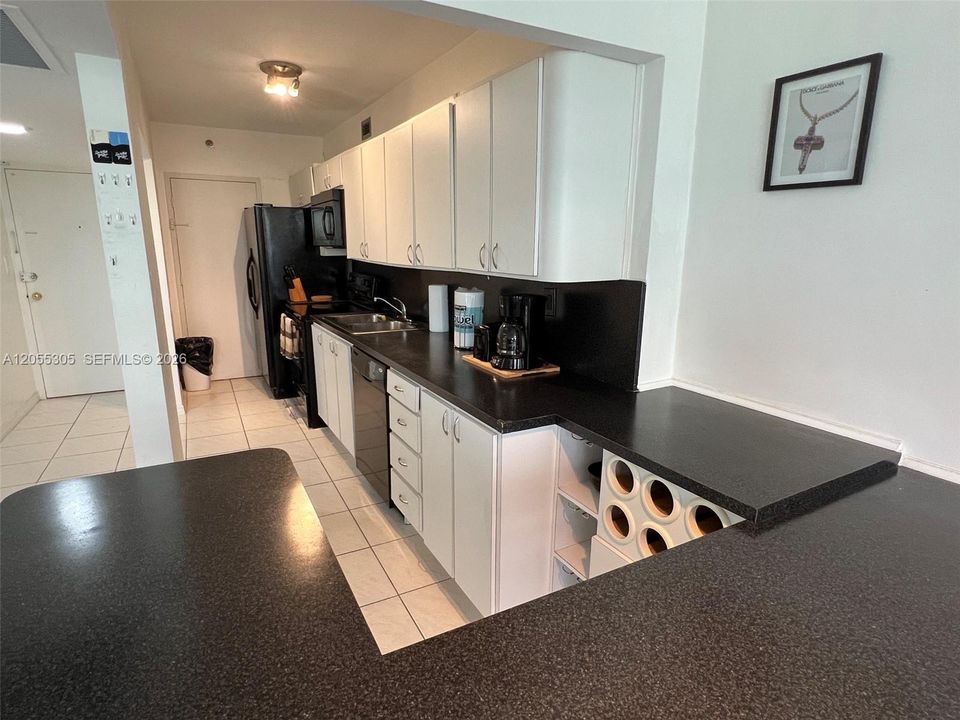 For Sale: $599,000 (1 beds, 1 baths, 700 Square Feet)