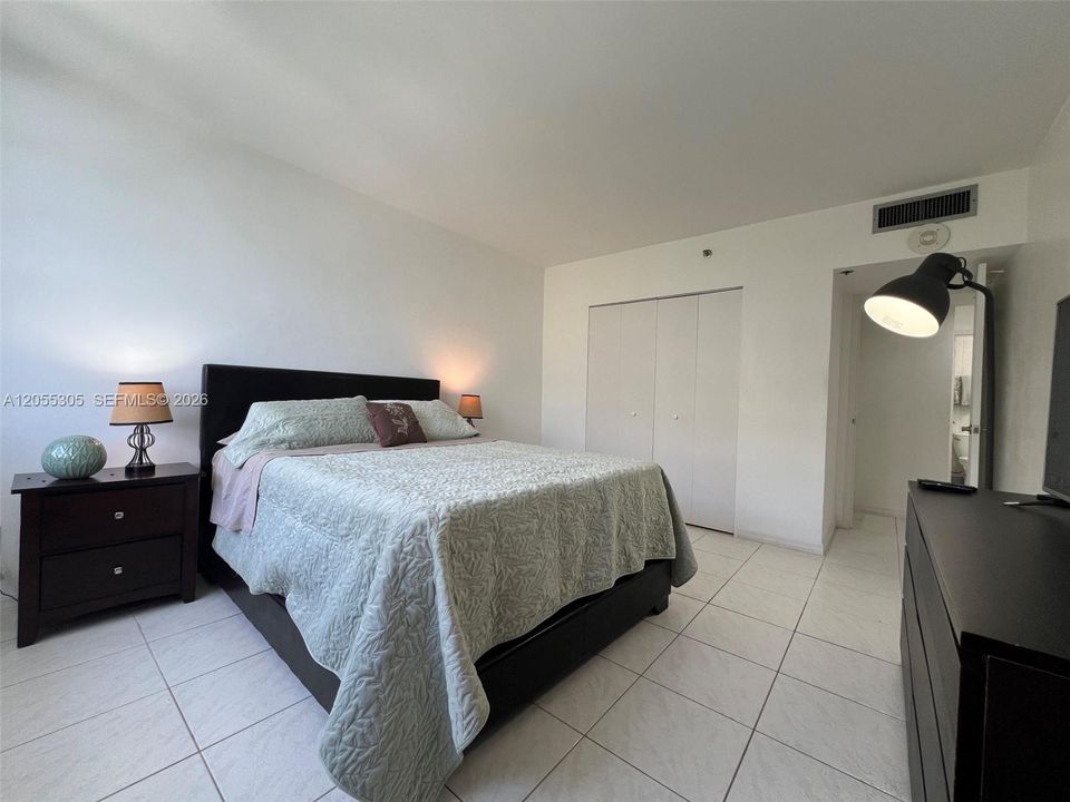 For Sale: $599,000 (1 beds, 1 baths, 700 Square Feet)