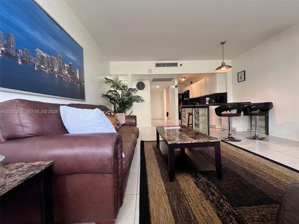For Sale: $599,000 (1 beds, 1 baths, 700 Square Feet)