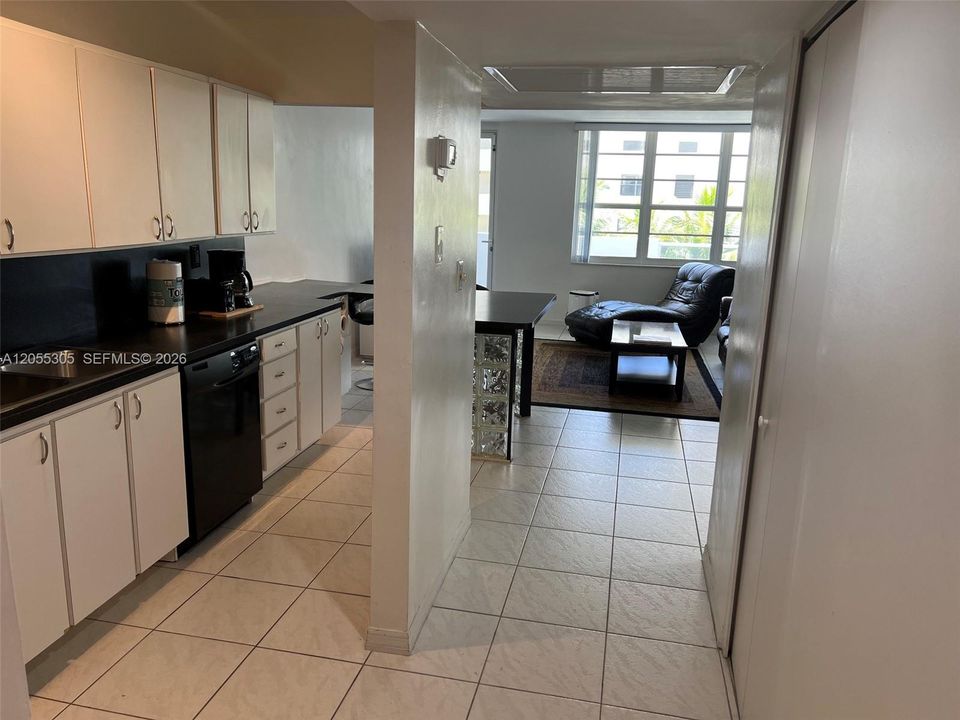 For Sale: $599,000 (1 beds, 1 baths, 700 Square Feet)