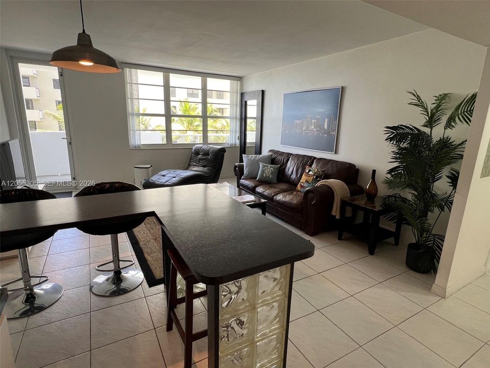 For Sale: $599,000 (1 beds, 1 baths, 700 Square Feet)