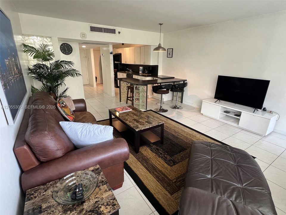 For Sale: $599,000 (1 beds, 1 baths, 700 Square Feet)