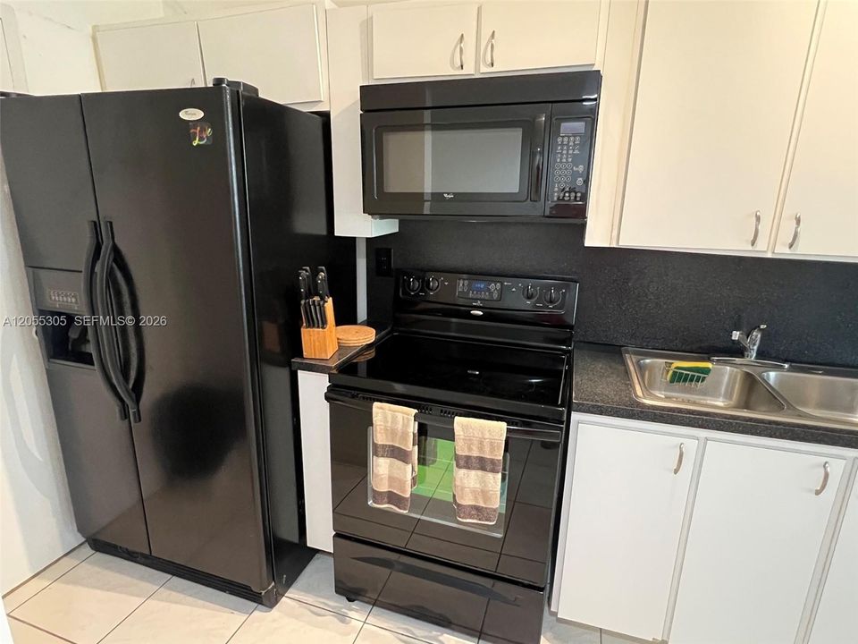 For Sale: $599,000 (1 beds, 1 baths, 700 Square Feet)