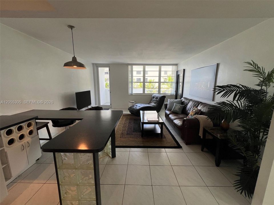 For Sale: $599,000 (1 beds, 1 baths, 700 Square Feet)