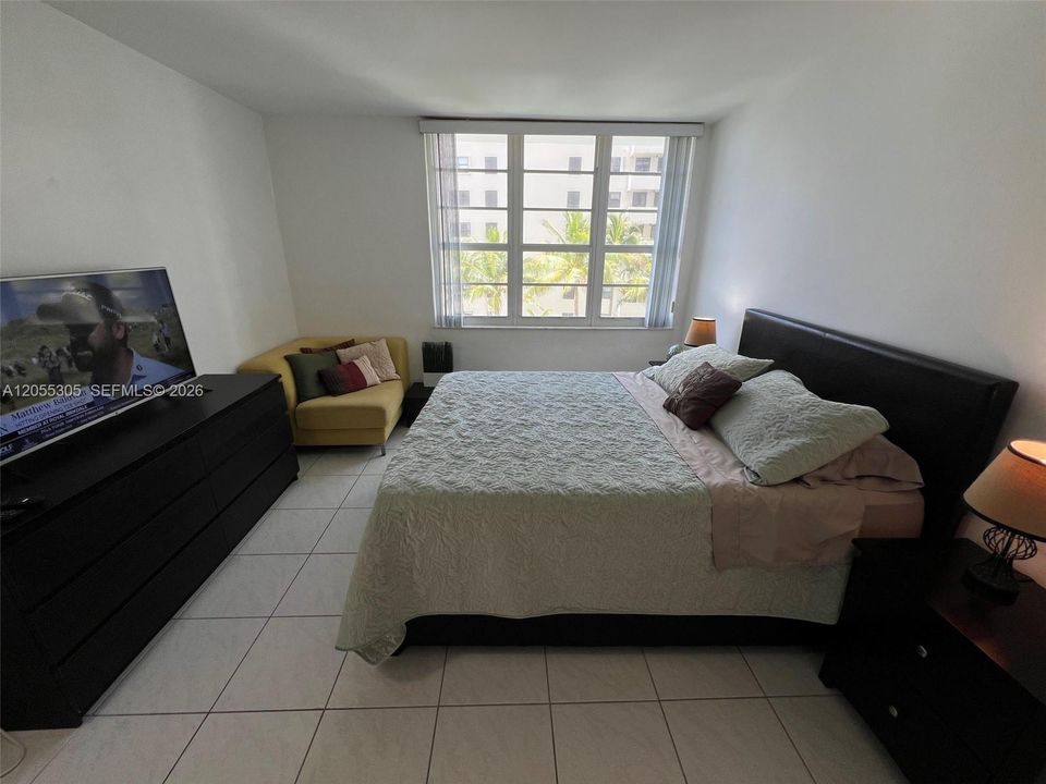 For Sale: $599,000 (1 beds, 1 baths, 700 Square Feet)