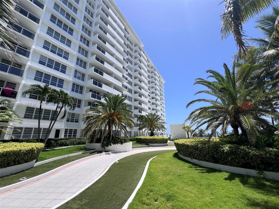 For Sale: $599,000 (1 beds, 1 baths, 700 Square Feet)