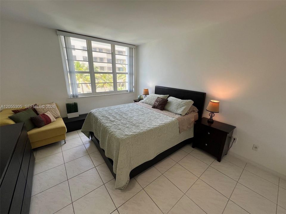 For Sale: $599,000 (1 beds, 1 baths, 700 Square Feet)