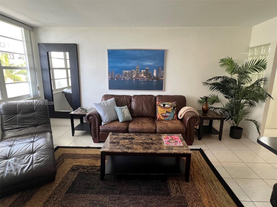 For Sale: $599,000 (1 beds, 1 baths, 700 Square Feet)