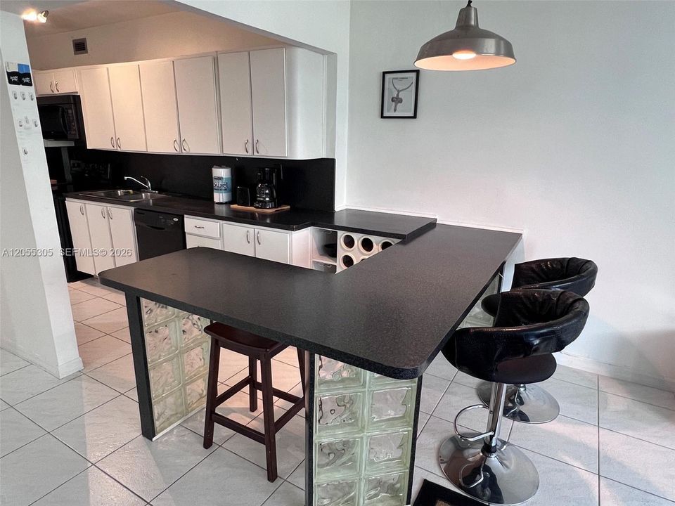 For Sale: $599,000 (1 beds, 1 baths, 700 Square Feet)