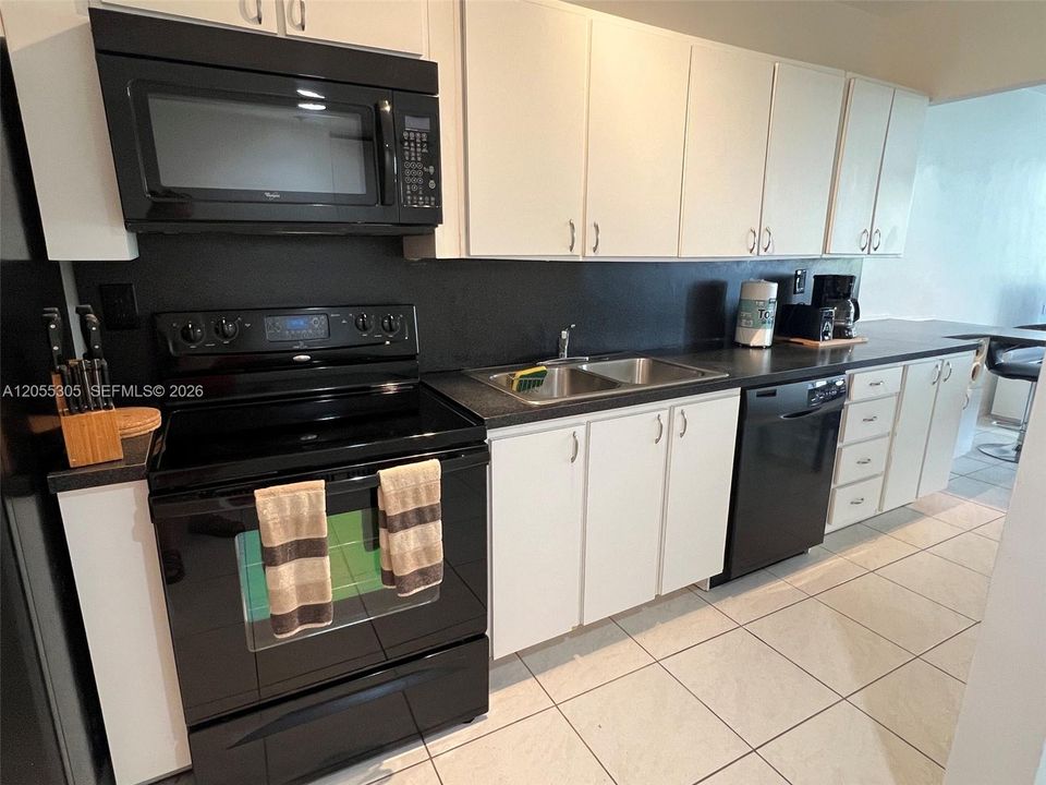 For Sale: $599,000 (1 beds, 1 baths, 700 Square Feet)