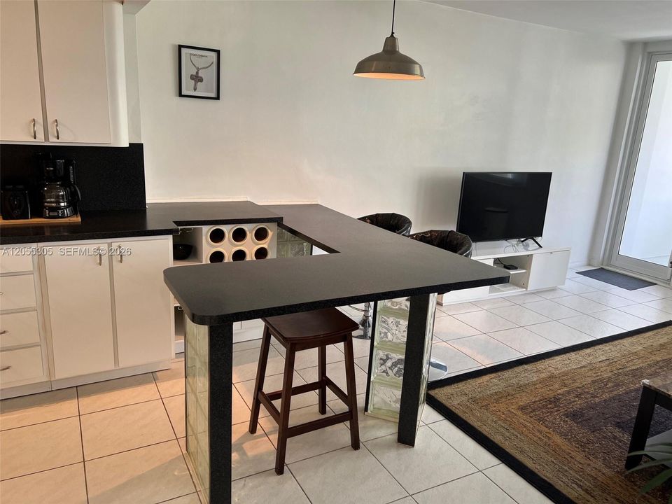 For Sale: $599,000 (1 beds, 1 baths, 700 Square Feet)