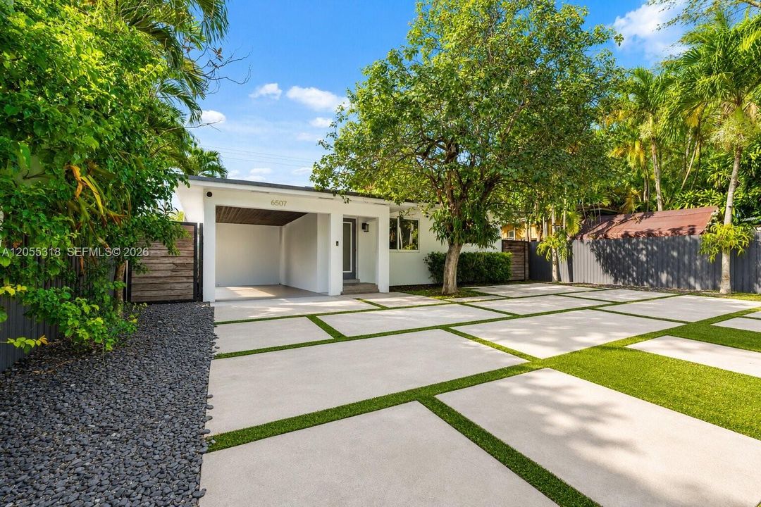 Active With Contract: $699,990 (2 beds, 1 baths, 1018 Square Feet)