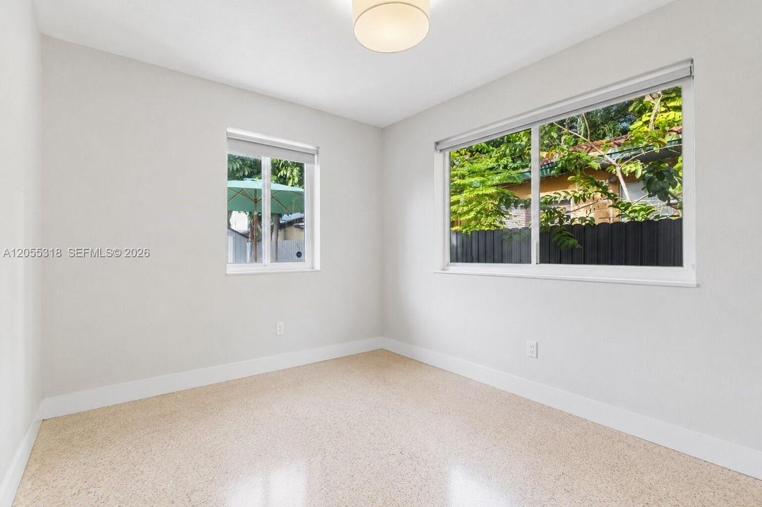 Active With Contract: $699,990 (2 beds, 1 baths, 1018 Square Feet)