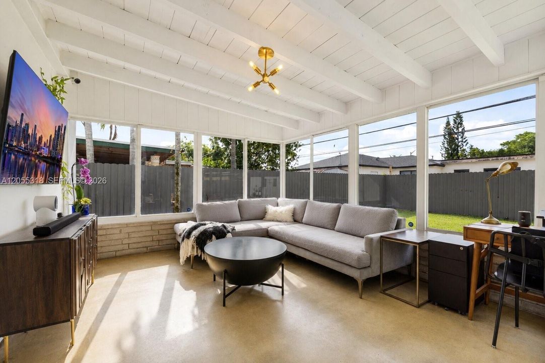 Active With Contract: $699,990 (2 beds, 1 baths, 1018 Square Feet)