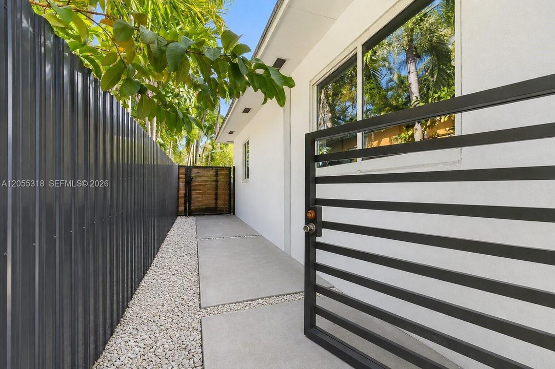 Active With Contract: $699,990 (2 beds, 1 baths, 1018 Square Feet)
