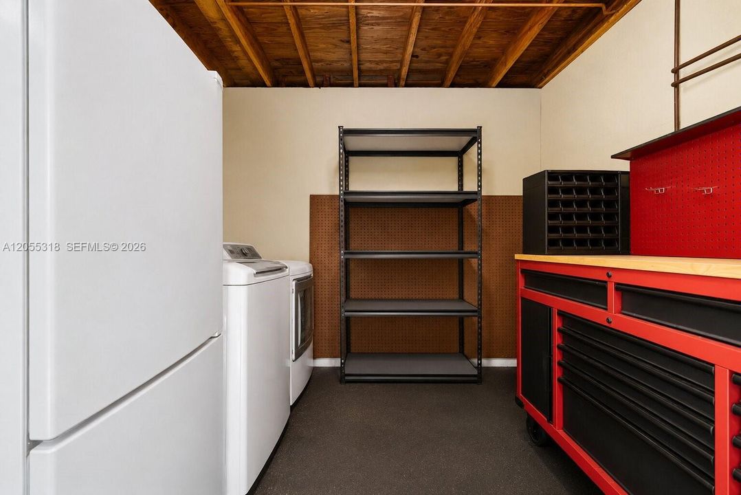 Active With Contract: $699,990 (2 beds, 1 baths, 1018 Square Feet)