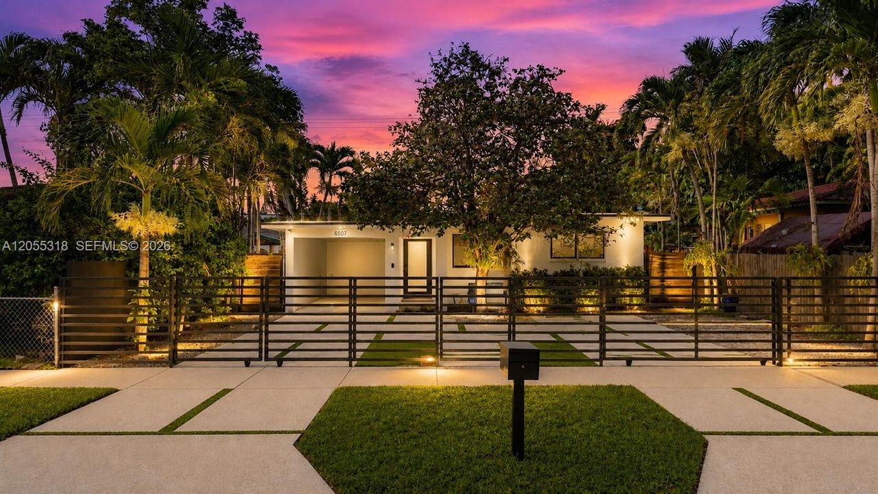 Active With Contract: $699,990 (2 beds, 1 baths, 1018 Square Feet)