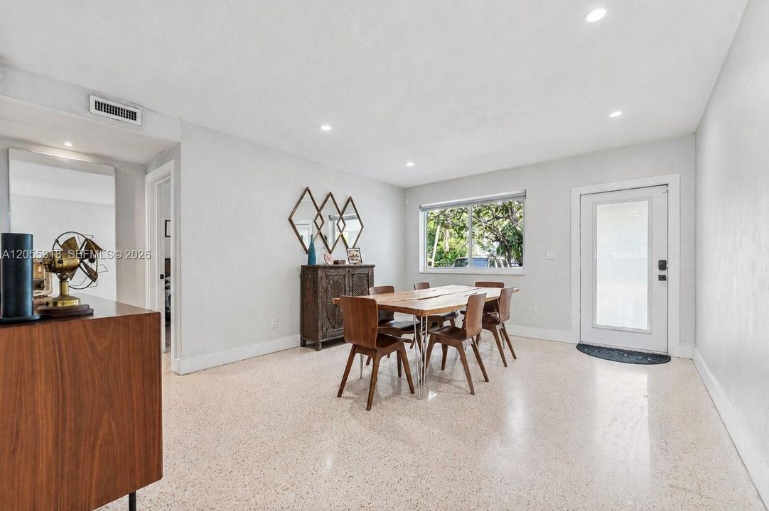 Active With Contract: $699,990 (2 beds, 1 baths, 1018 Square Feet)