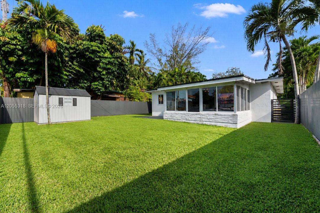 Active With Contract: $699,990 (2 beds, 1 baths, 1018 Square Feet)