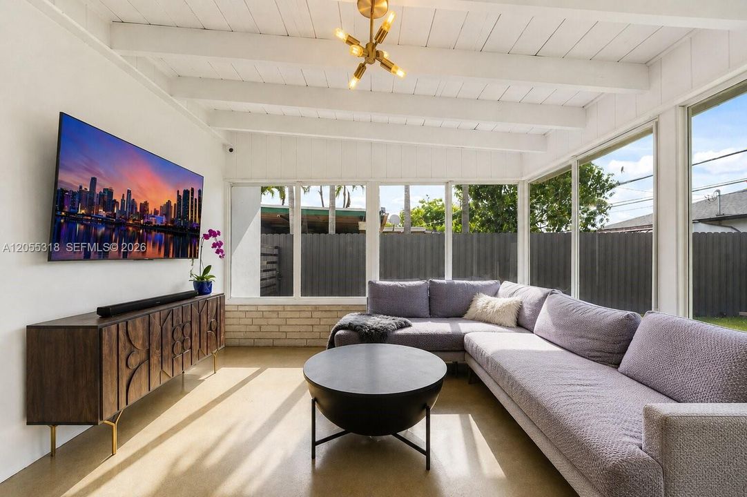 Active With Contract: $699,990 (2 beds, 1 baths, 1018 Square Feet)