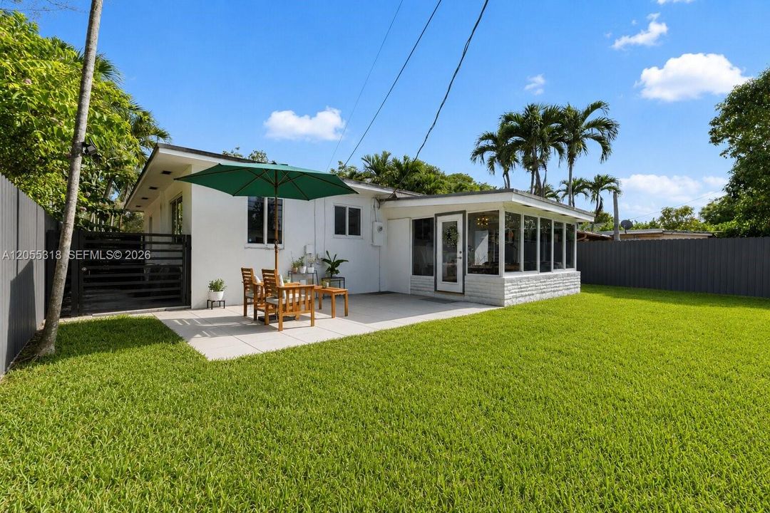 Active With Contract: $699,990 (2 beds, 1 baths, 1018 Square Feet)