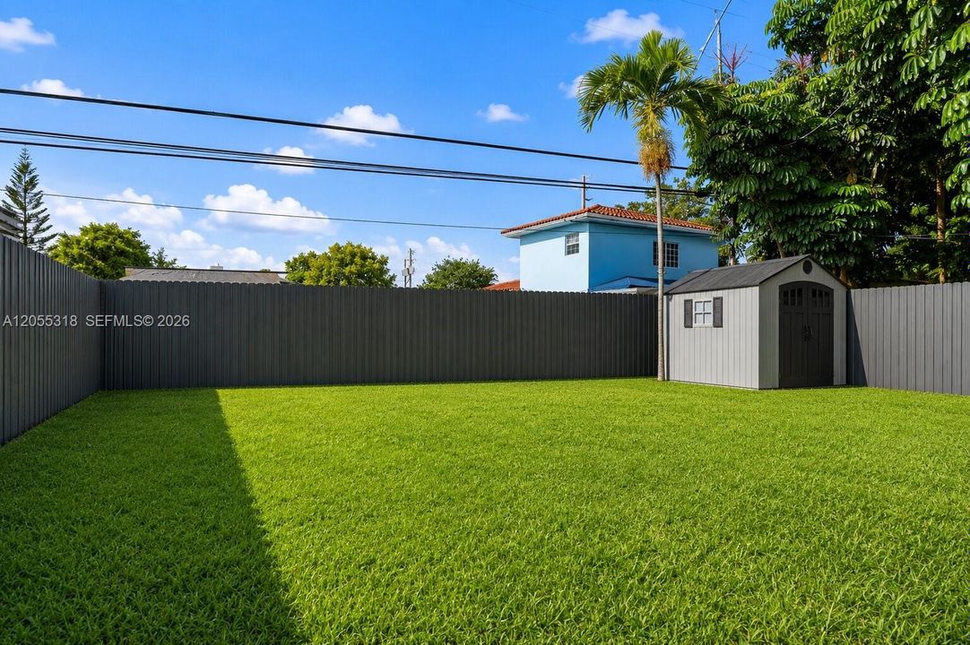 Active With Contract: $699,990 (2 beds, 1 baths, 1018 Square Feet)