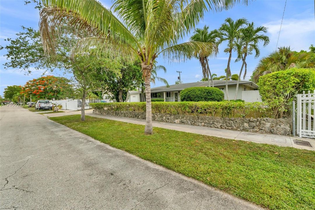 For Sale: $560,000 (3 beds, 2 baths, 1688 Square Feet)