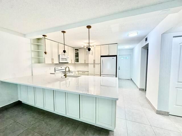 Open Kitchen w/Extra Cabinets