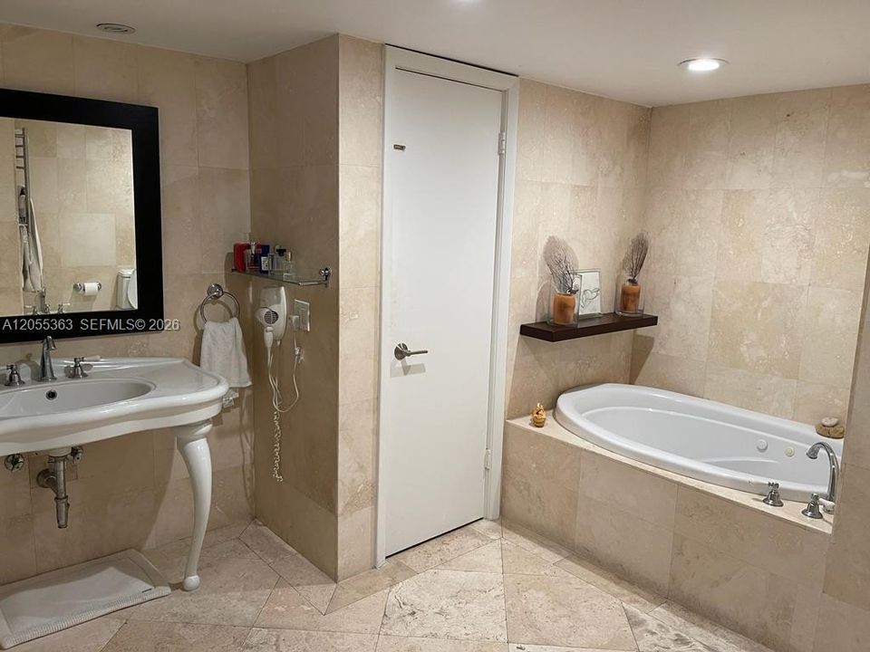 For Rent: $16,000 (3 beds, 3 baths, 2366 Square Feet)