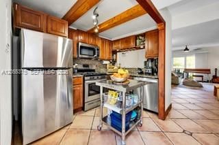 For Rent: $2,900 (3 beds, 2 baths, 1040 Square Feet)