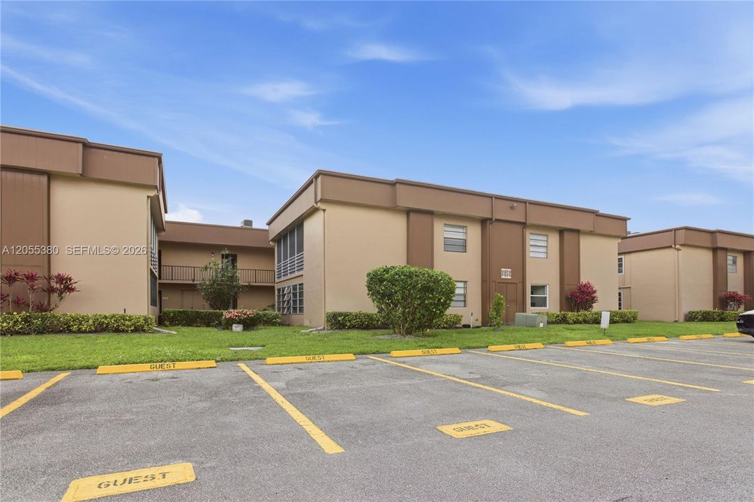 For Sale: $200,000 (2 beds, 2 baths, 910 Square Feet)
