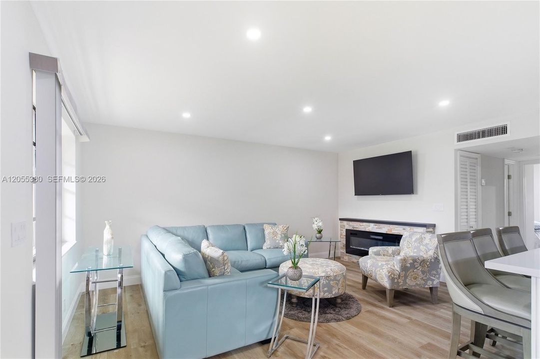 For Sale: $200,000 (2 beds, 2 baths, 910 Square Feet)