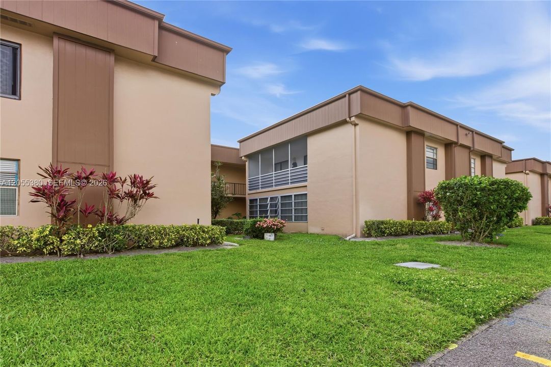 For Sale: $200,000 (2 beds, 2 baths, 910 Square Feet)