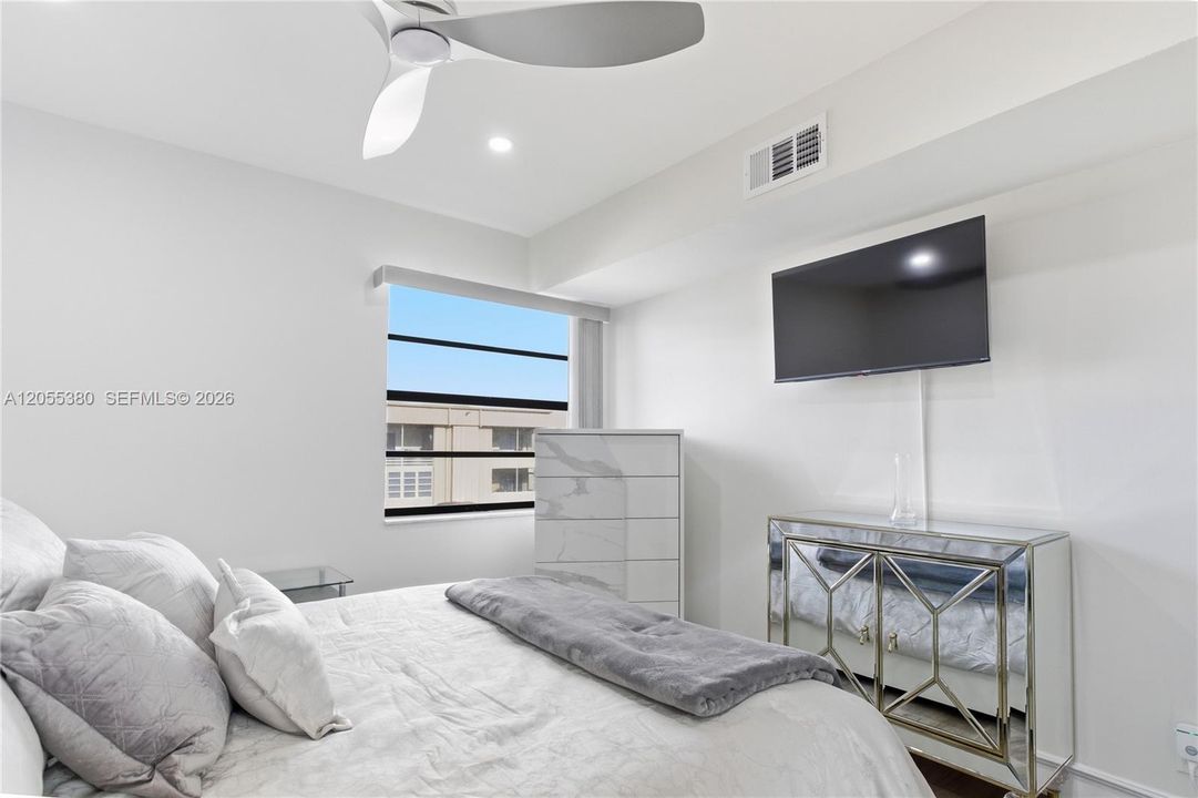 For Sale: $200,000 (2 beds, 2 baths, 910 Square Feet)