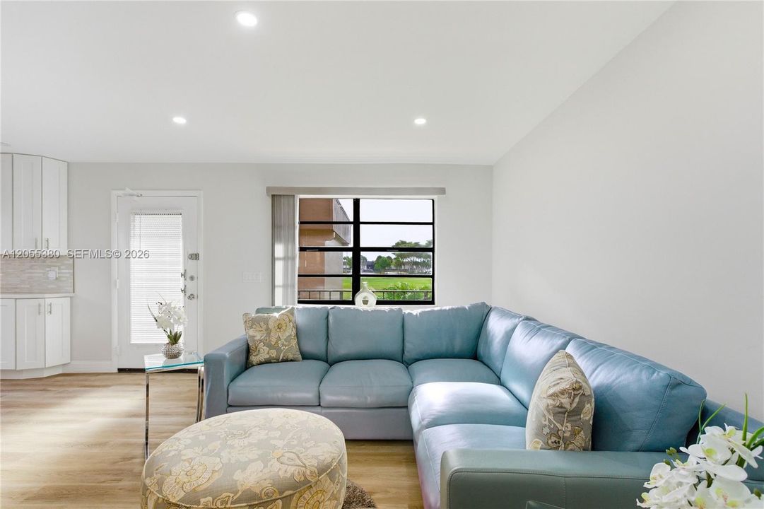 For Sale: $200,000 (2 beds, 2 baths, 910 Square Feet)