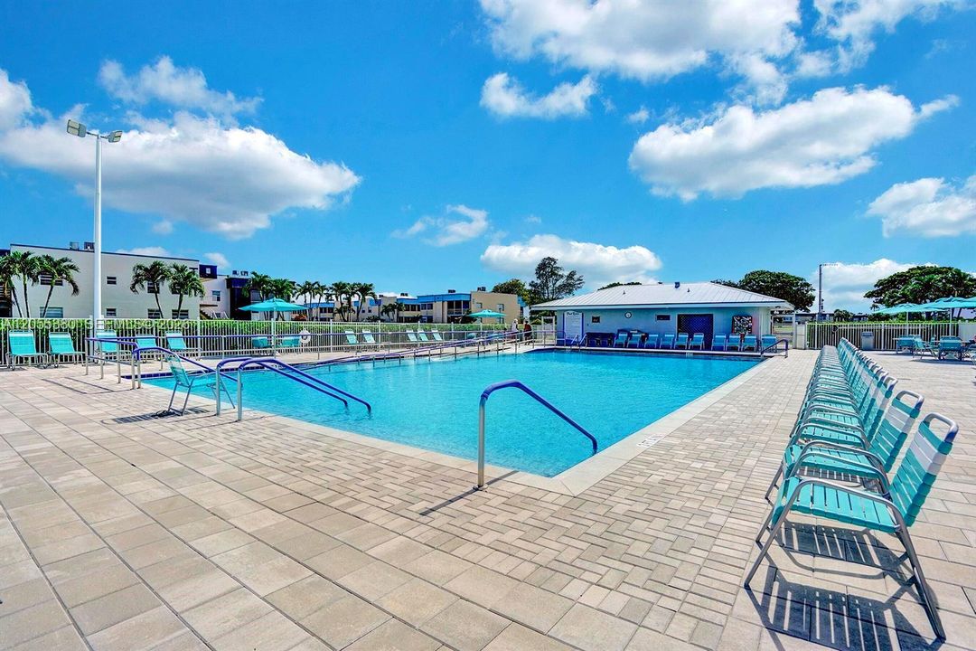 For Sale: $200,000 (2 beds, 2 baths, 910 Square Feet)