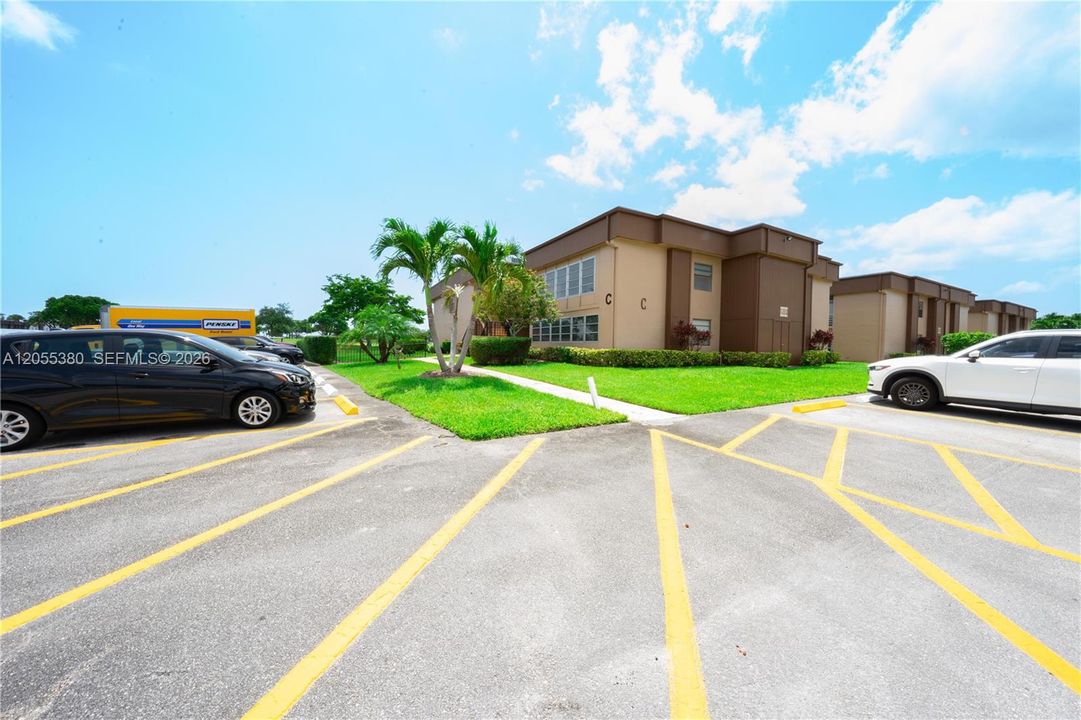 For Sale: $200,000 (2 beds, 2 baths, 910 Square Feet)