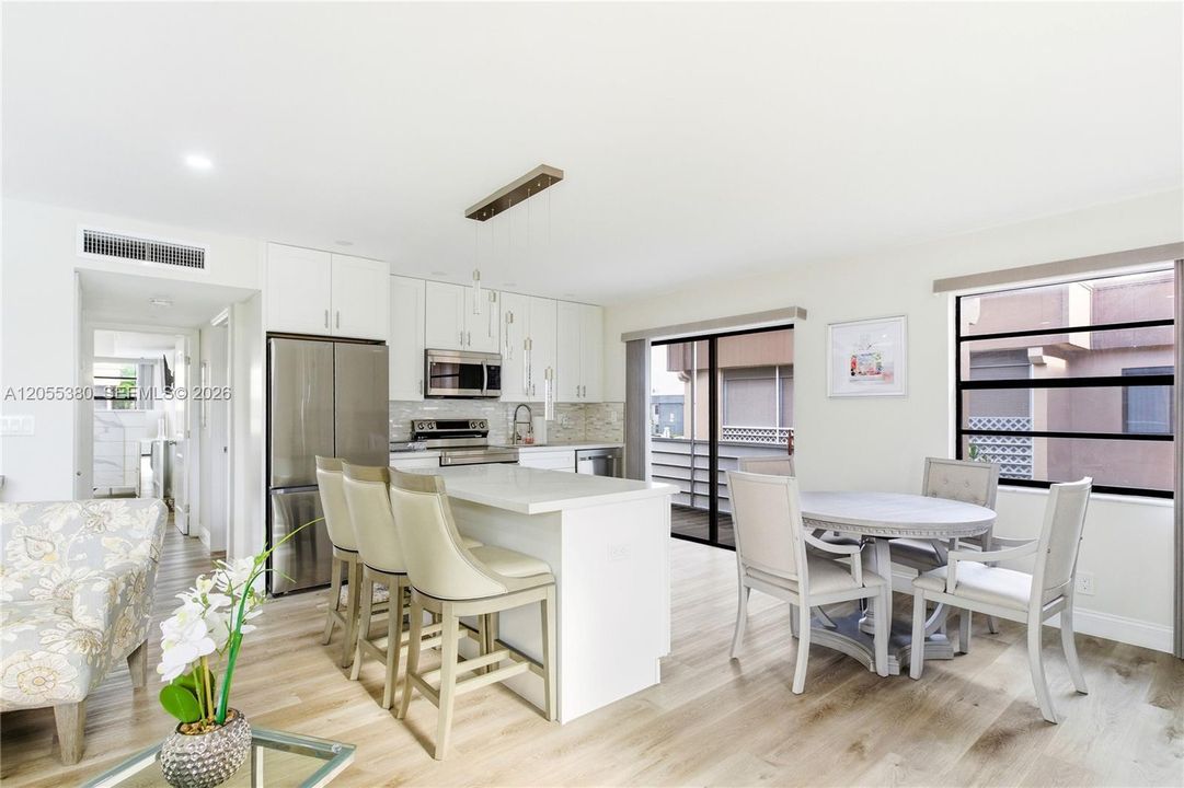 For Sale: $200,000 (2 beds, 2 baths, 910 Square Feet)