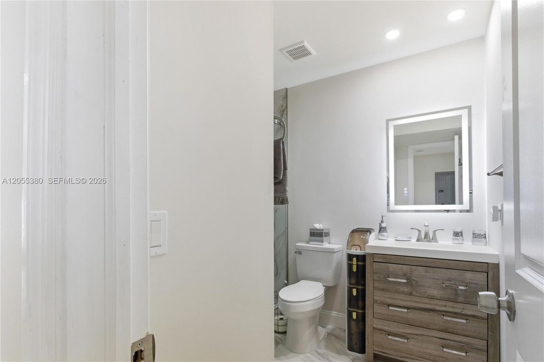 For Sale: $200,000 (2 beds, 2 baths, 910 Square Feet)