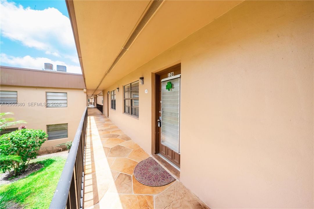 For Sale: $200,000 (2 beds, 2 baths, 910 Square Feet)