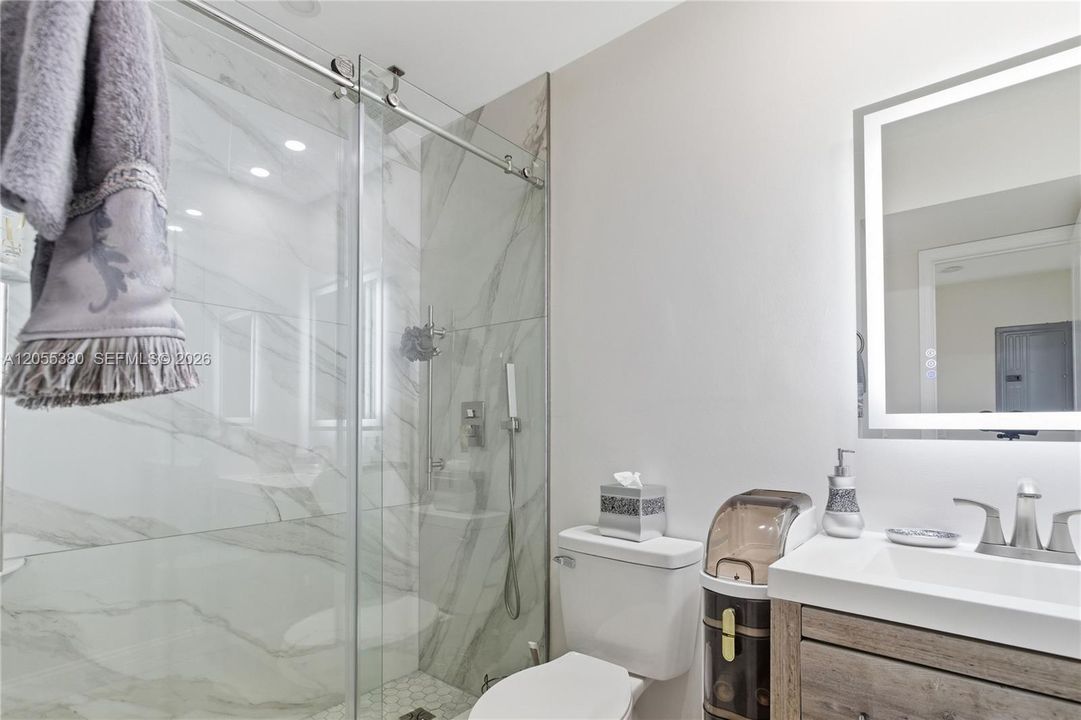 For Sale: $200,000 (2 beds, 2 baths, 910 Square Feet)