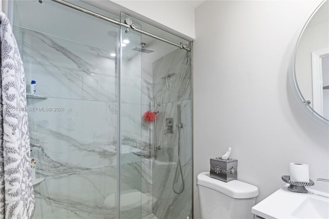 For Sale: $200,000 (2 beds, 2 baths, 910 Square Feet)