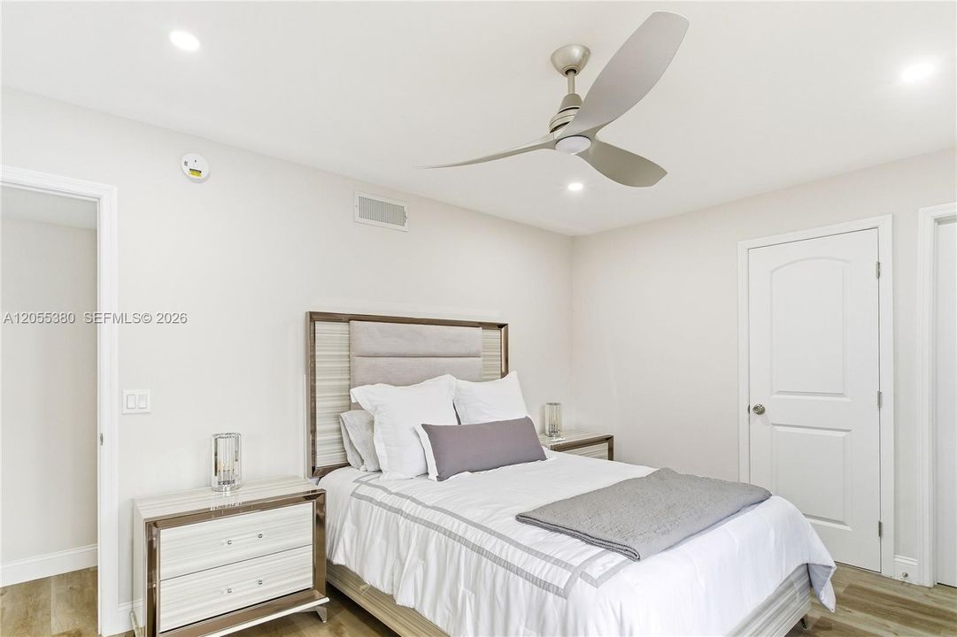 For Sale: $200,000 (2 beds, 2 baths, 910 Square Feet)